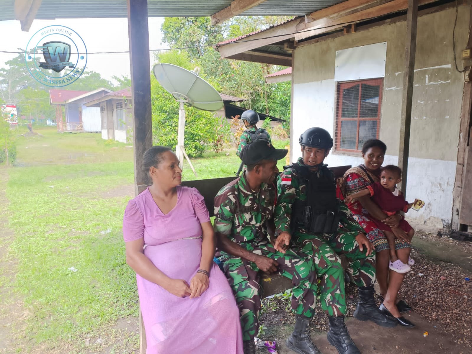 Satgas Yonif 410 Alugoro Komsos di Kampung Aroba Papua Barat. - thewasesanews.com