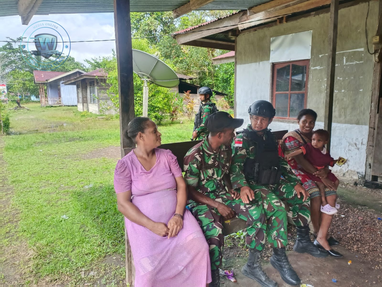 Satgas Yonif 410 Alugoro Komsos di Kampung Aroba Papua Barat. - thewasesanews.com