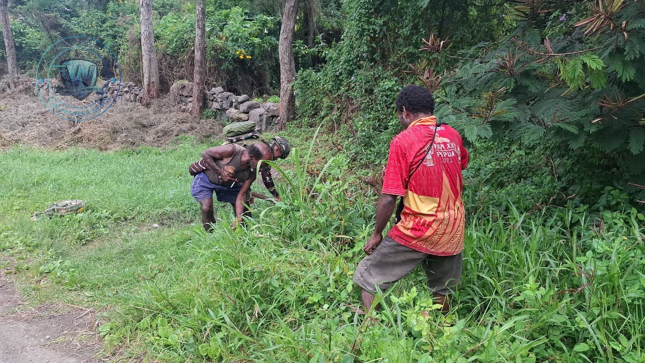 Satgas Yonif 521 DY dan Warga Kurima Bersihkan Lingkungan. - thewasesanews.com