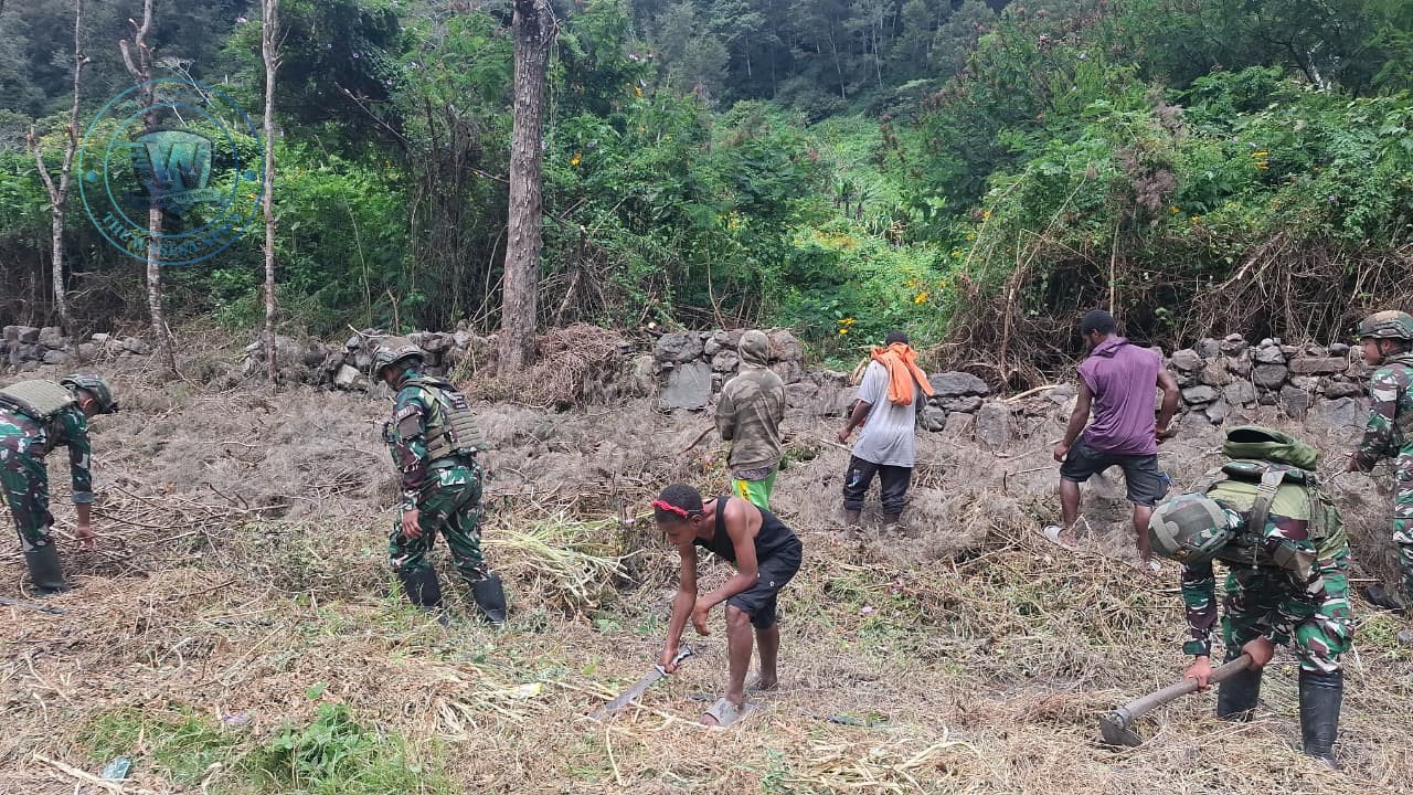 Satgas Yonif 521 DY dan Warga Kurima Bersihkan Lingkungan. - thewasesanews.com