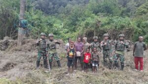 Satgas Yonif 521 DY dan Warga Kurima Bersihkan Lingkungan. - thewasesanews.com