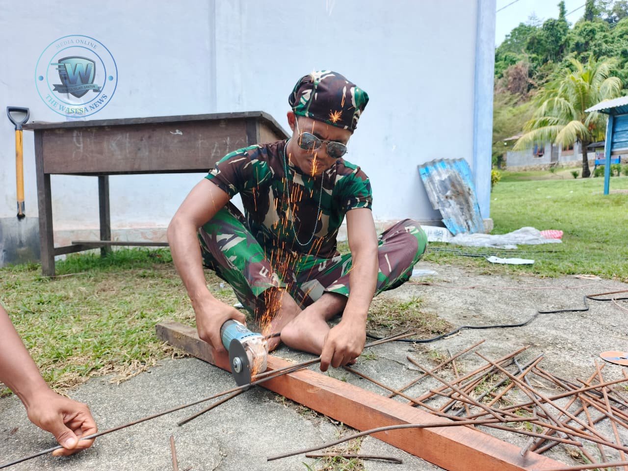 Satgas TMMD 128 Manokwari Bangun Pondasi Bak Air Kampung Asai. - thewasesanews.com