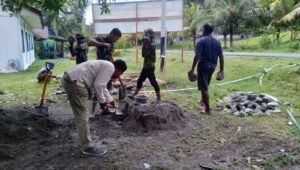 Satgas TMMD 128 Manokwari Bangun Pondasi Bak Air Kampung Asai. - thewasessnees.com