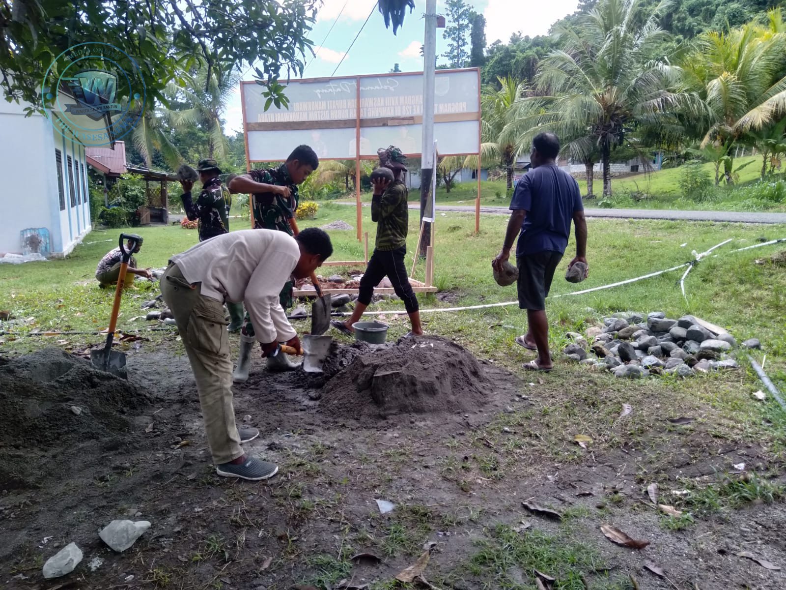 Satgas TMMD 128 Manokwari Bangun Pondasi Bak Air Kampung Asai. - thewasessnees.com