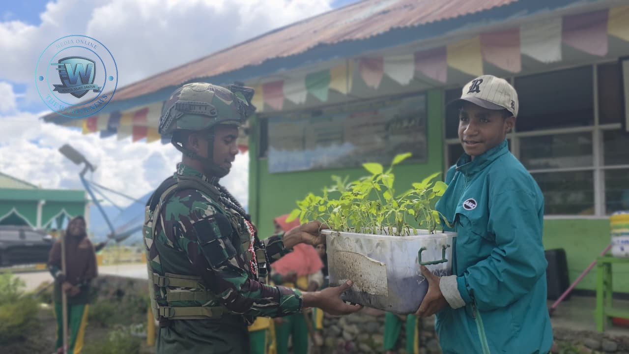 Hardiknas di Walesi: Satgas Yonif 521 DY Tata Taman Sekolah. - thewasesanews.com
