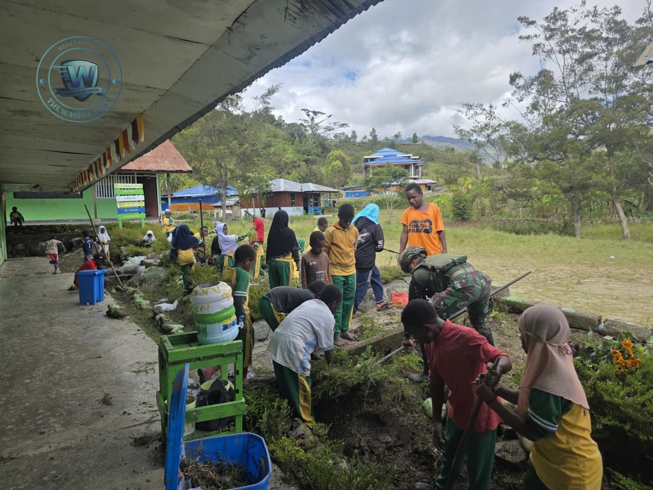 Hardiknas di Walesi: Satgas Yonif 521 DY Tata Taman Sekolah. - thewasesanews.com