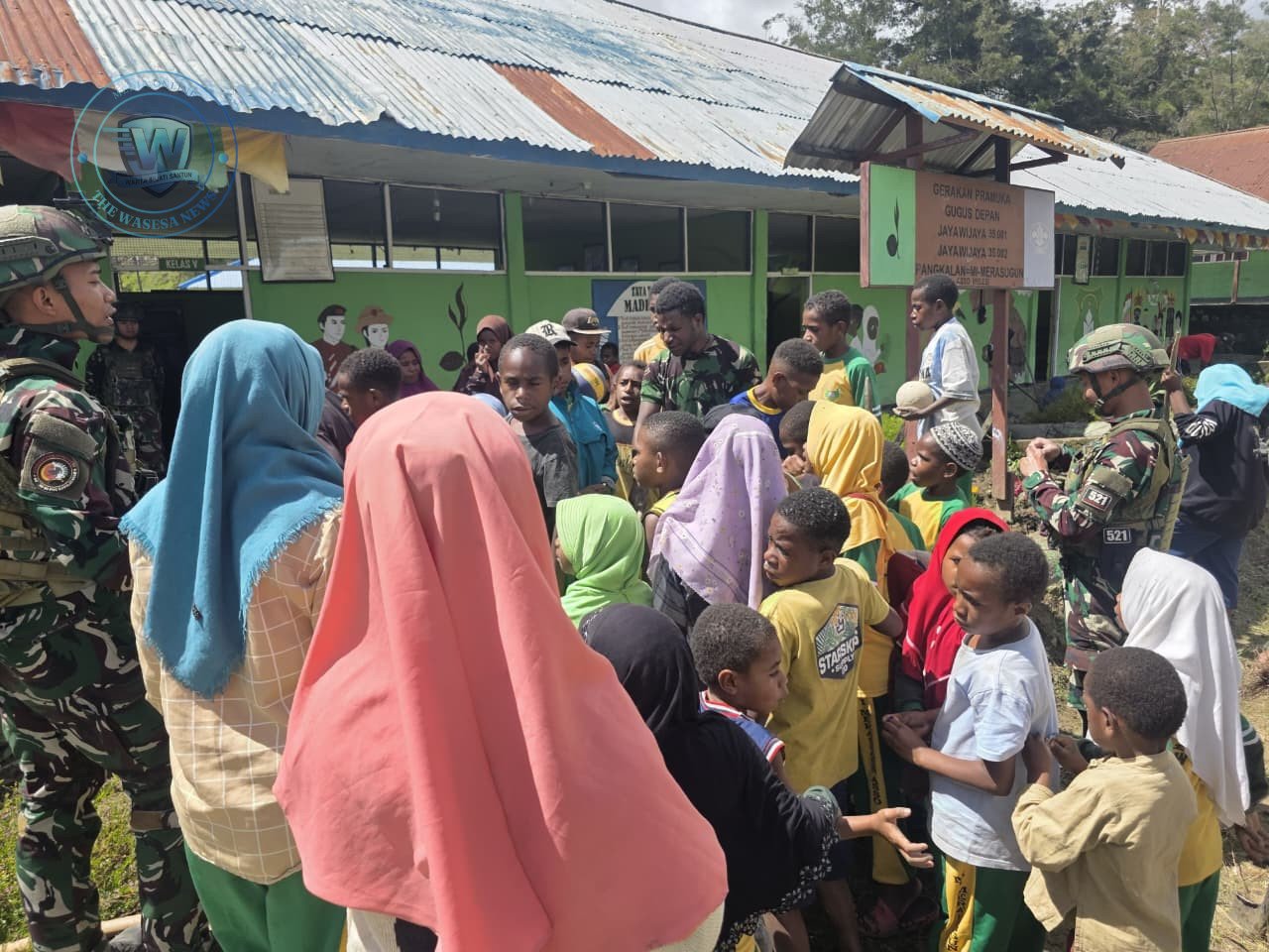 Hardiknas di Walesi: Satgas Yonif 521 DY Tata Taman Sekolah. - thewasesanews.com