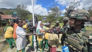 Hardiknas di Walesi: Satgas Yonif 521 DY Tata Taman Sekolah. - thewasesanews.com