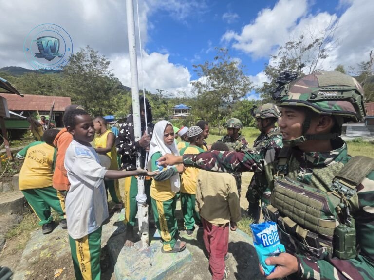 Hardiknas di Walesi: Satgas Yonif 521 DY Tata Taman Sekolah. - thewasesanews.com