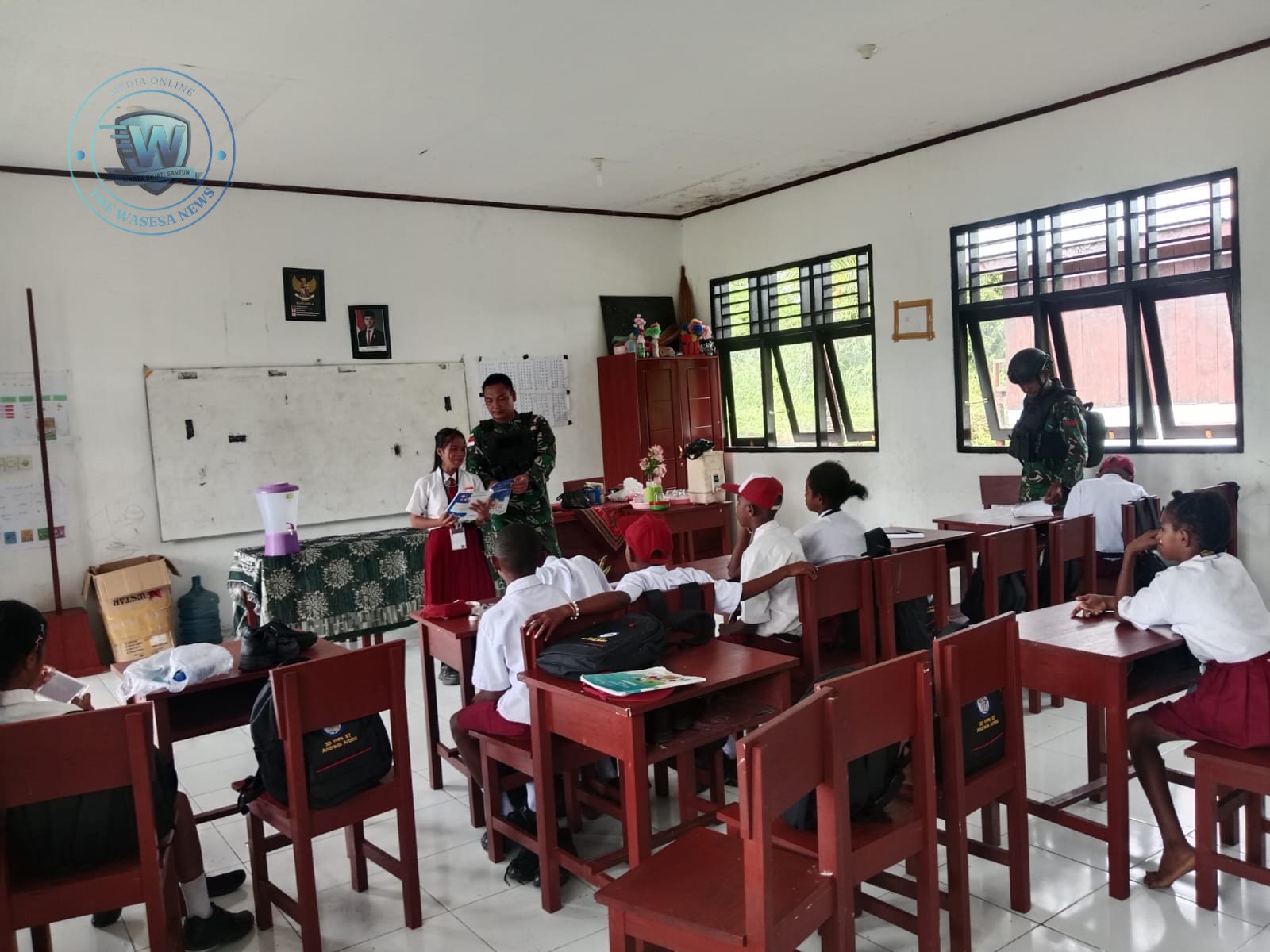 Satgas Yonif 410/ALG Mengajar di SD Negeri 1 Aroba Papua Barat. - thewasesanees.com