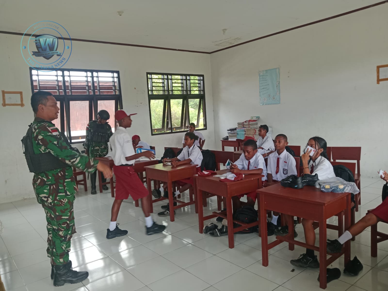 Satgas Yonif 410/ALG Mengajar di SD Negeri 1 Aroba Papua Barat. - thewasesanews.com