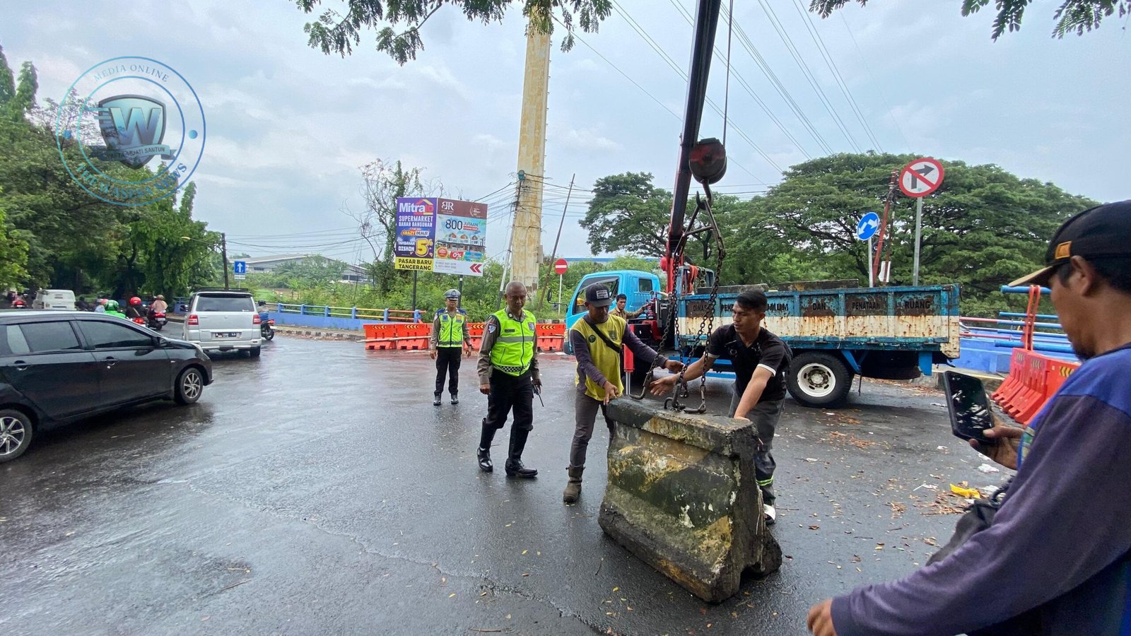 Satlantas Polres Tangerang Pasang Barrier Beton di Jembatan Bayur. - thewasesanews.com