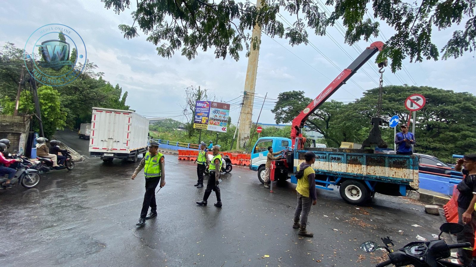 Satlantas Polres Tangerang Pasang Barrier Beton di Jembatan Bayur. - thewasesanews.com