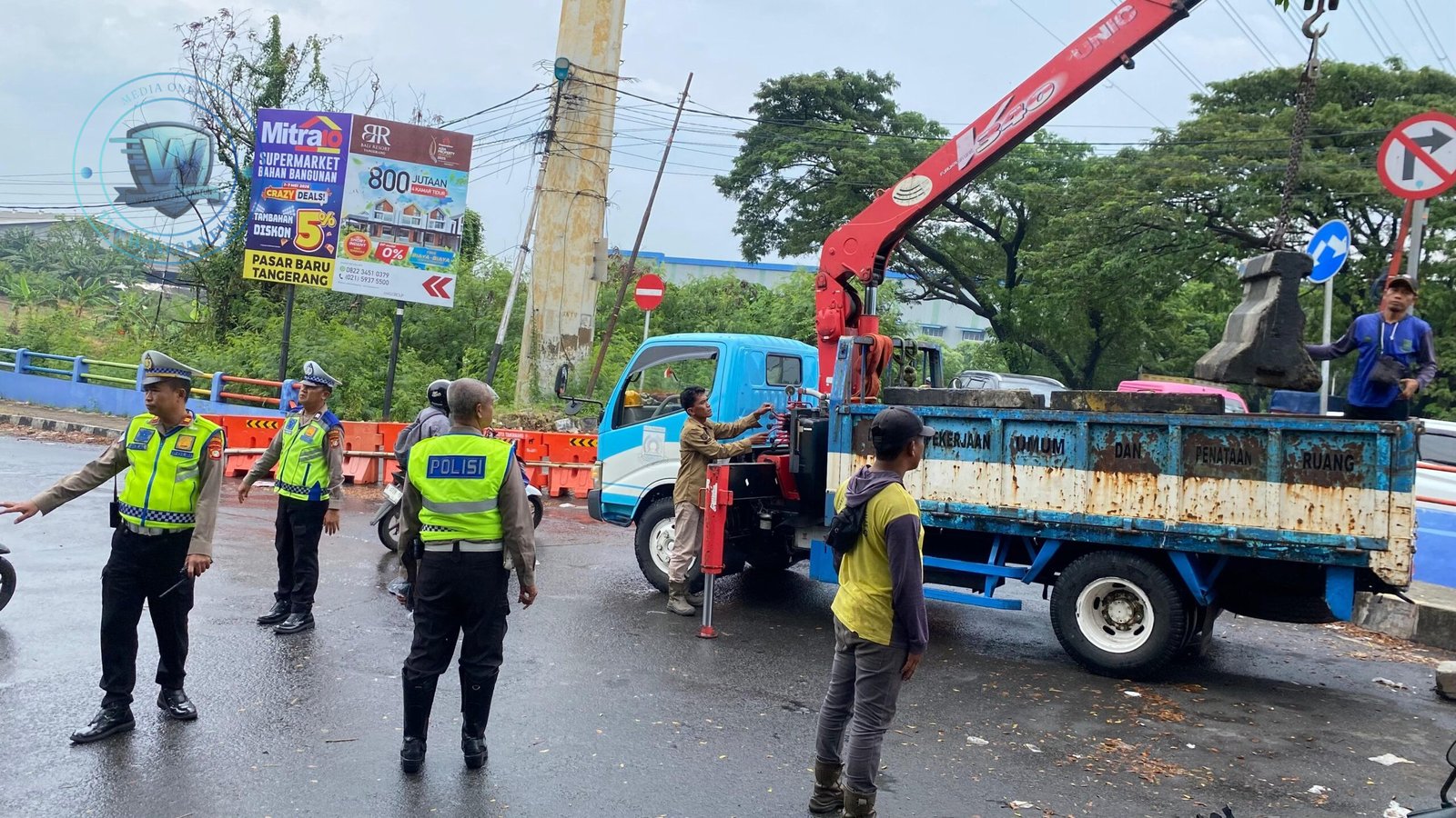 Satlantas Polres Tangerang Pasang Barrier Beton di Jembatan Bayur. - thewasesanews.com