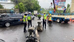 Satlantas Polres Tangerang Pasang Barrier Beton di Jembatan Bayur. - thewasesanews.com