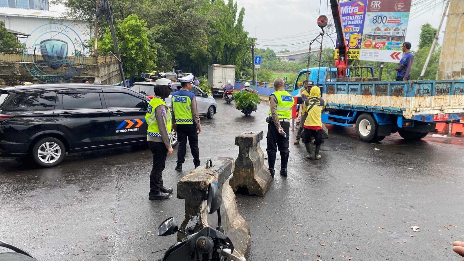 Satlantas Polres Tangerang Pasang Barrier Beton di Jembatan Bayur. - thewasesanews.com