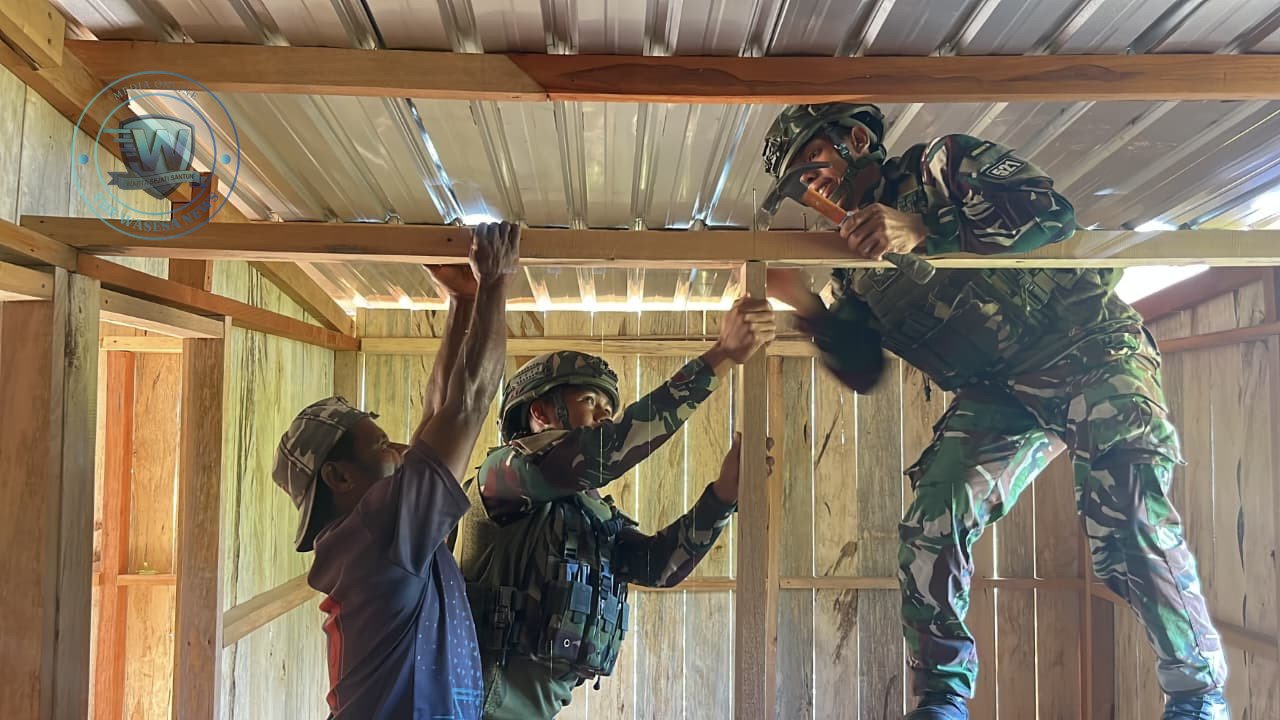 Satgas Yonif 521/DY Perbaiki Rumah Warga di Kobakma Papua. - thewasesanews.com