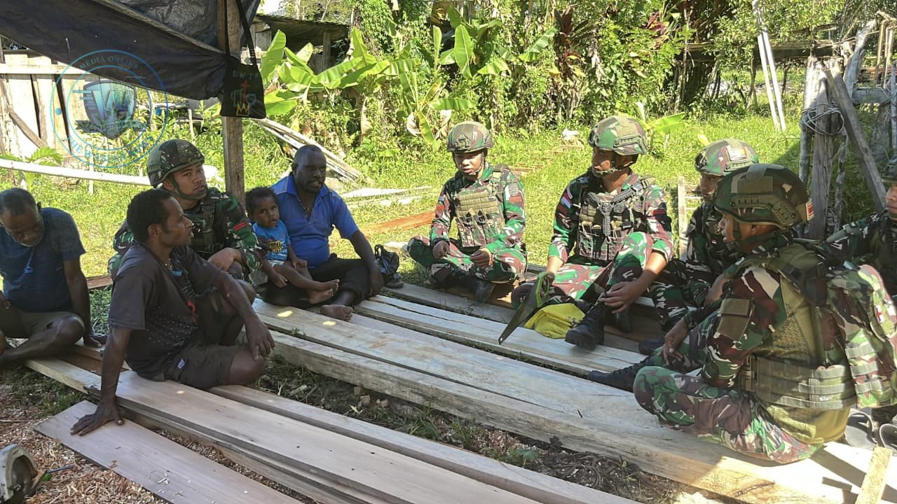 Satgas Yonif 521/DY Perbaiki Rumah Warga di Kobakma Papua. - thewasesanews.com