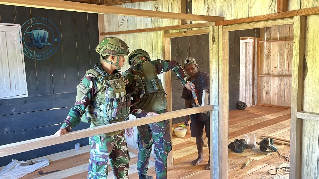Satgas Yonif 521/DY Perbaiki Rumah Warga di Kobakma Papua. - thewasesanews.com