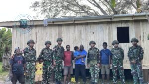 Satgas Yonif 521/DY Perbaiki Rumah Warga di Kobakma Papua. - thewasesanees.com