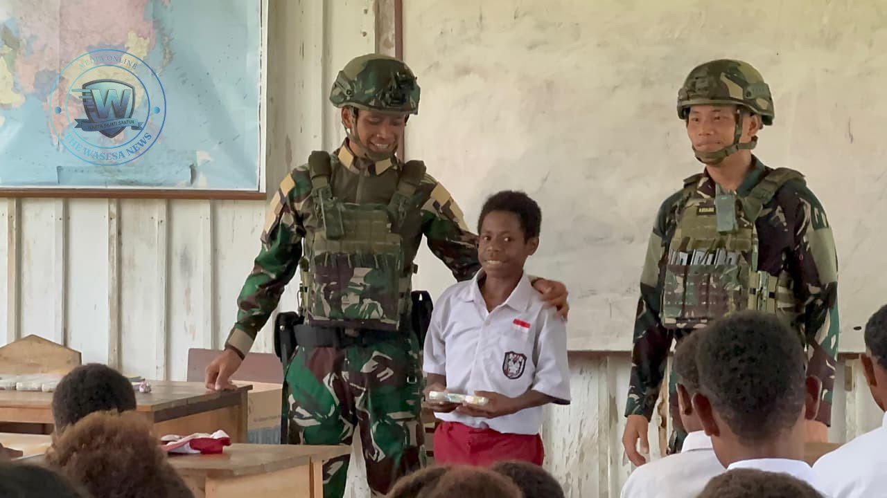 Satgas Yonif 521/DY Bagikan Alat Tulis di Distrik Benawa Papua. - thewasesanews.com