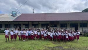 Satgas Yonif 521/DY Bagikan Alat Tulis di Distrik Benawa Papua. - thewasesanews.com