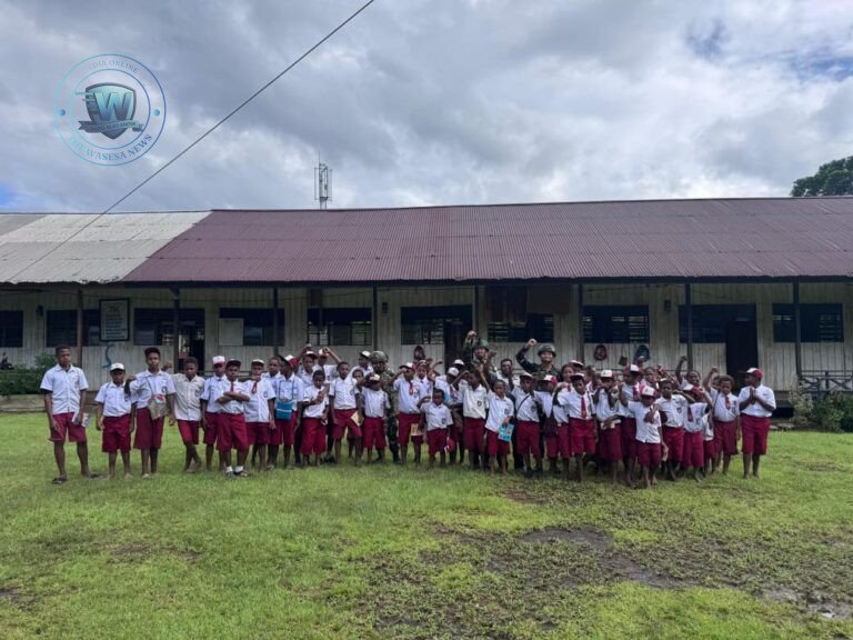 Satgas Yonif 521/DY Bagikan Alat Tulis di Distrik Benawa Papua. - thewasesanews.com