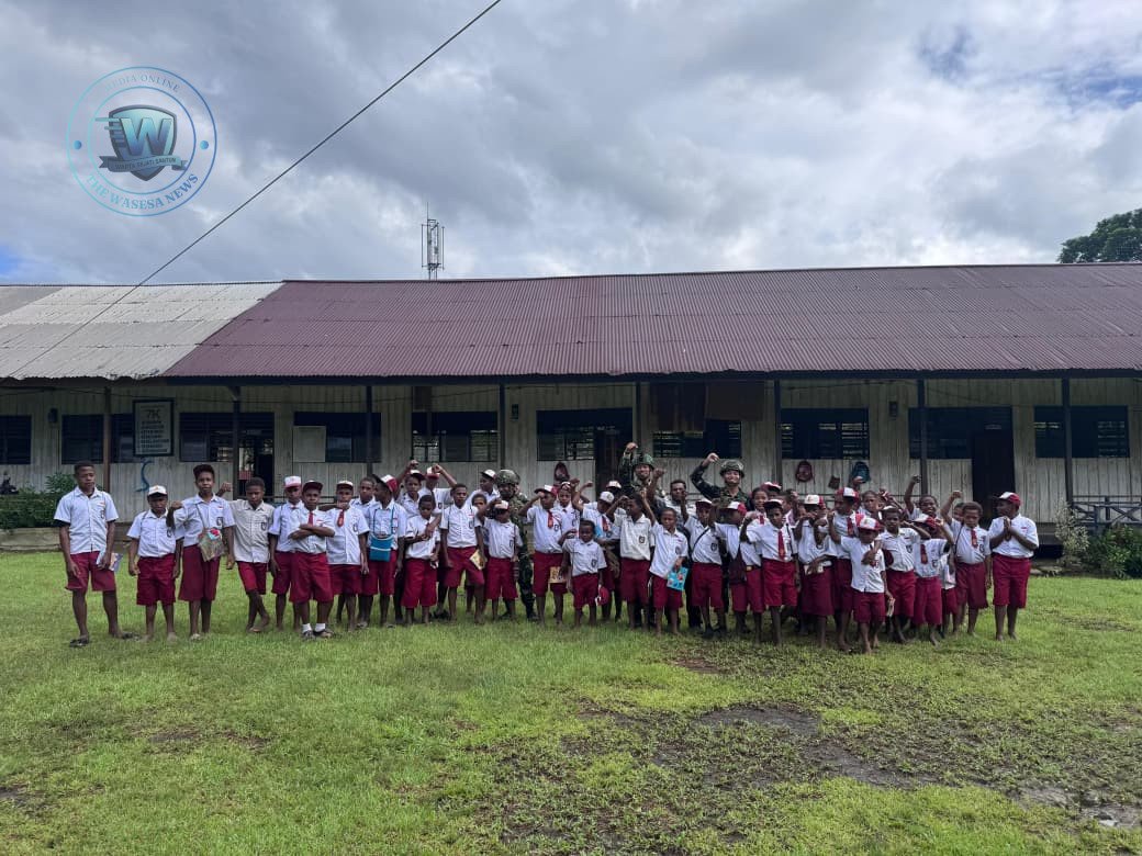 Satgas Yonif 521/DY Bagikan Alat Tulis di Distrik Benawa Papua. - thewasesanews.com