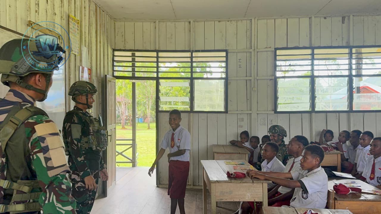 Satgas Yonif 521/DY Bagikan Alat Tulis di Distrik Benawa Papua. - thewasessnews.com