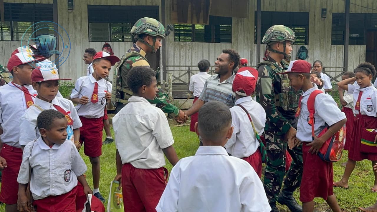 Satgas Yonif 521/DY Bagikan Alat Tulis di Distrik Benawa Papua. - thewasesanews.com