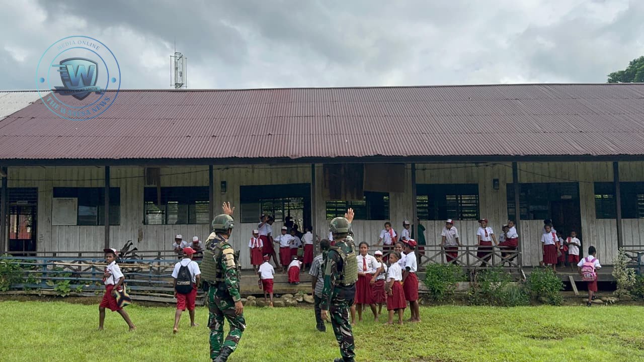 Satgas Yonif 521/DY Bagikan Alat Tulis di Distrik Benawa Papua. - thewasesanews.com