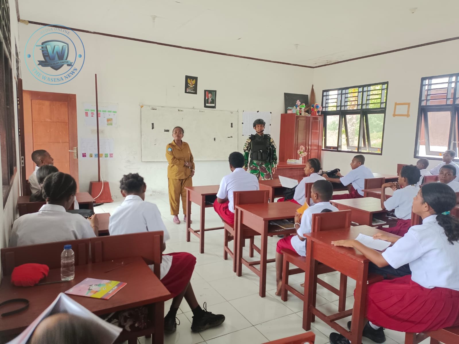 Satgas Yonif 410 ALG Mengajar di SD Negeri 1 Aroba Papua Barat. - thewasesanews.com