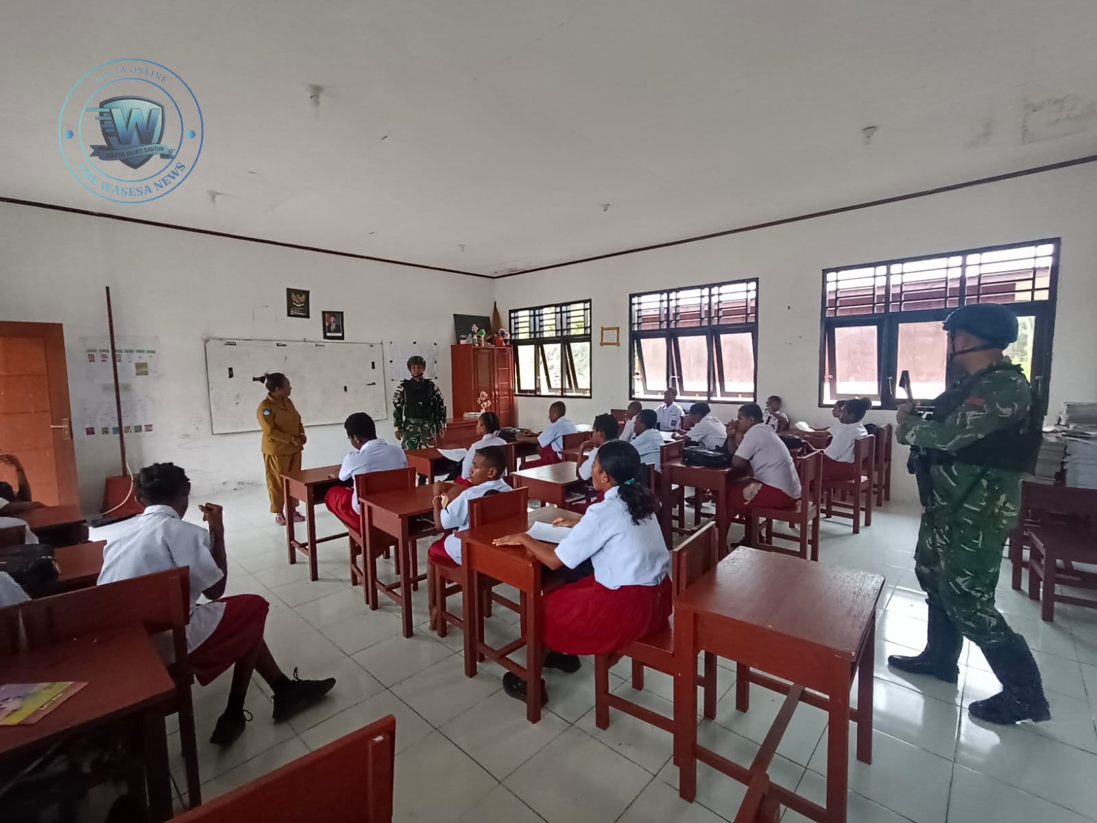 Satgas Yonif 410 ALG Mengajar di SD Negeri 1 Aroba Papua Barat. - thewasesanews.com