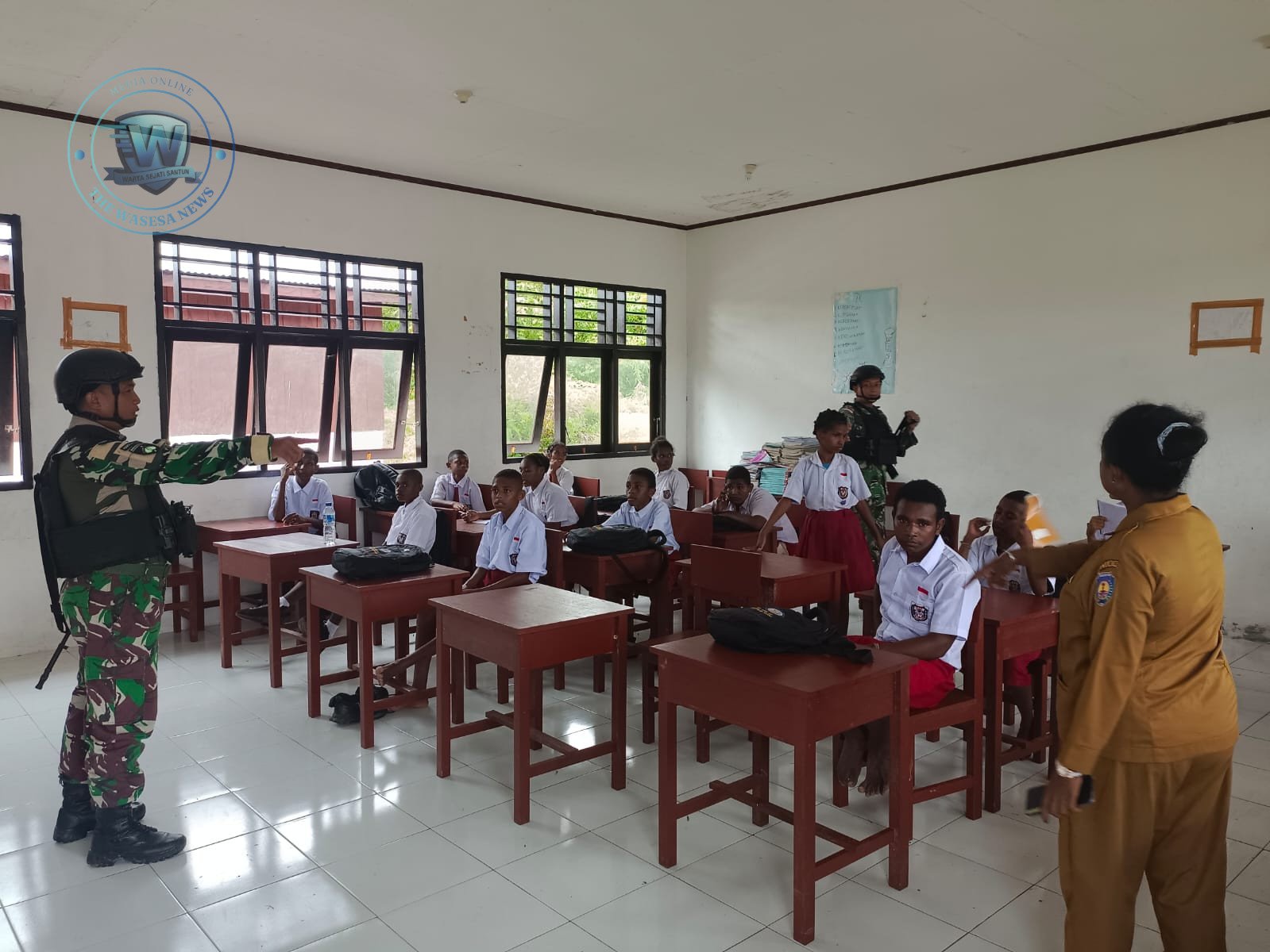 Satgas Yonif 410 ALG Mengajar di SD Negeri 1 Aroba Papua Barat. - thewasesanews.com