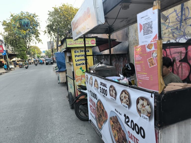 Dugaan Pungli Pedagang Pesing Kedoya Utara Setor Jutaanke Oknum RT. - thewasesanews.com