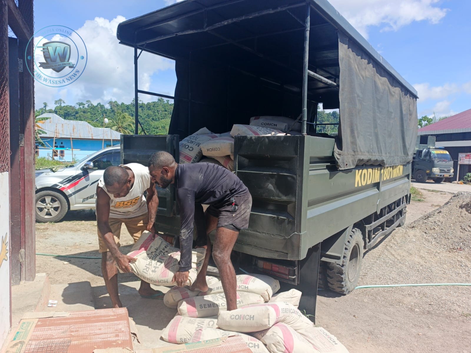 Warga Tanah Rubuh Antusias Bantu Satgas TMMD 128 Kodim Manokwari. - thewasesanews.com