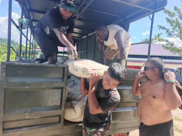 Warga Tanah Rubuh Antusias Bantu Satgas TMMD 128 Kodim Manokwari. - thewasesanews.com