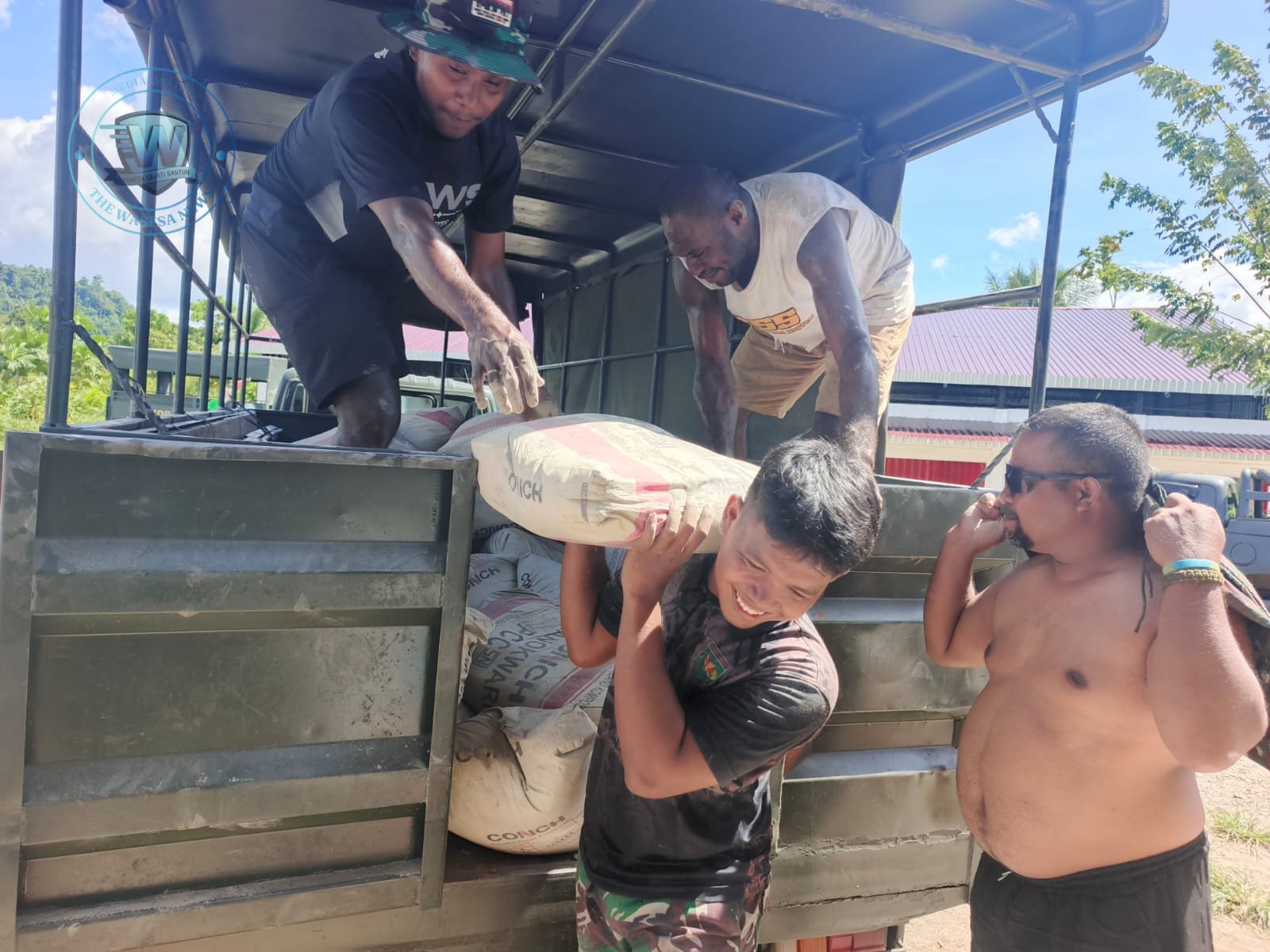 Warga Tanah Rubuh Antusias Bantu Satgas TMMD 128 Kodim Manokwari. - thewasesanews.com