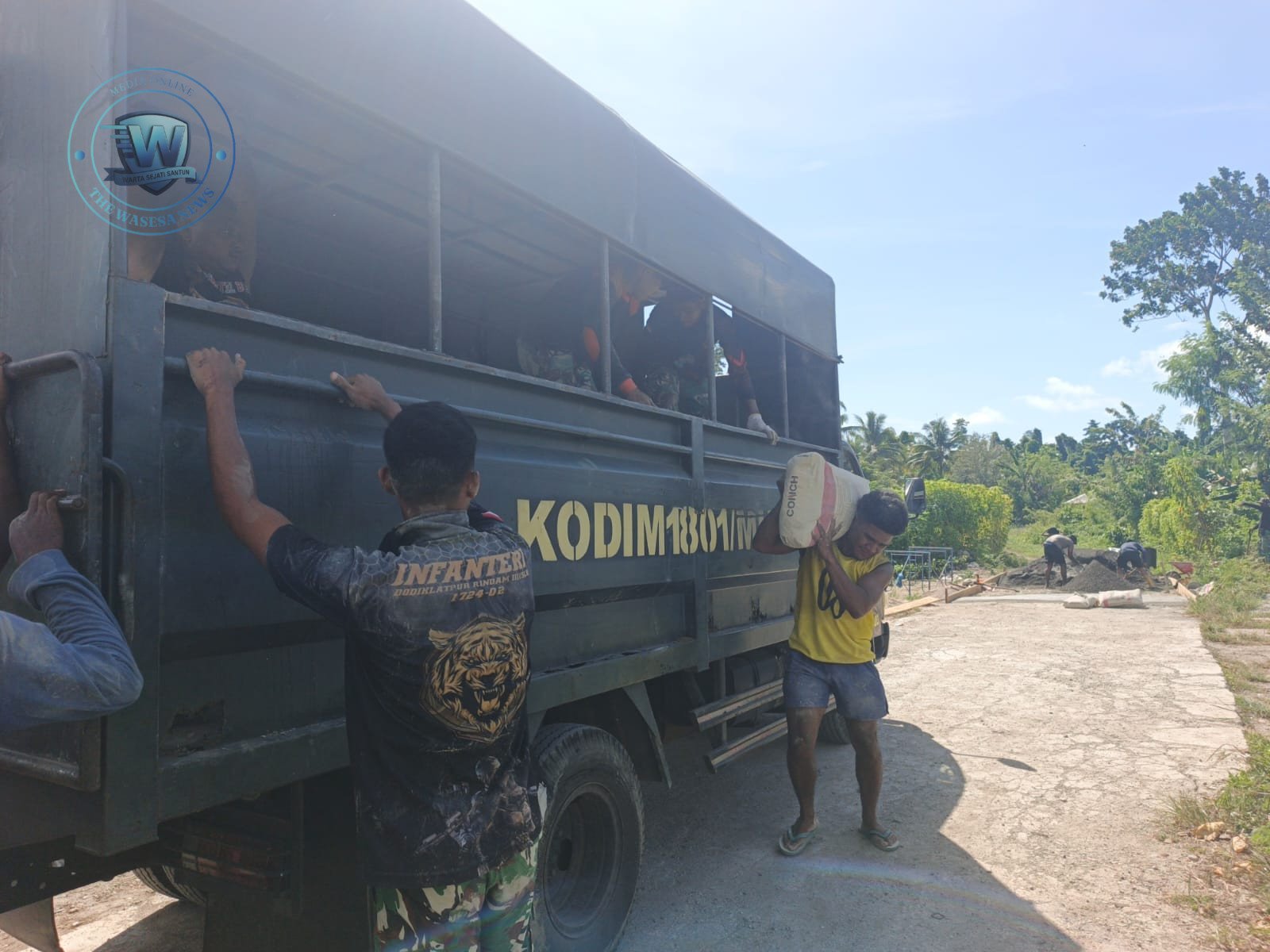 Warga Tanah Rubuh Antusias Bantu Satgas TMMD 128 Kodim Manokwari. - thewasesanews.com