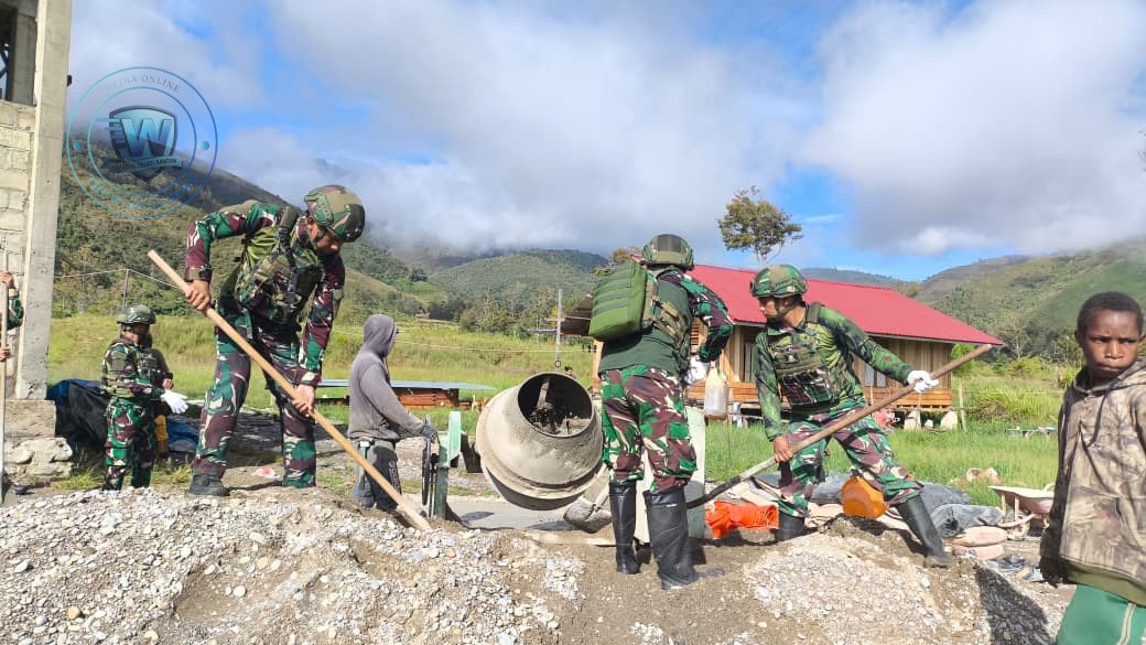 Satgas Yonif 521/DY Gotong Royong Bangun Masjid di Walesi Papua. - thewasesanews.com