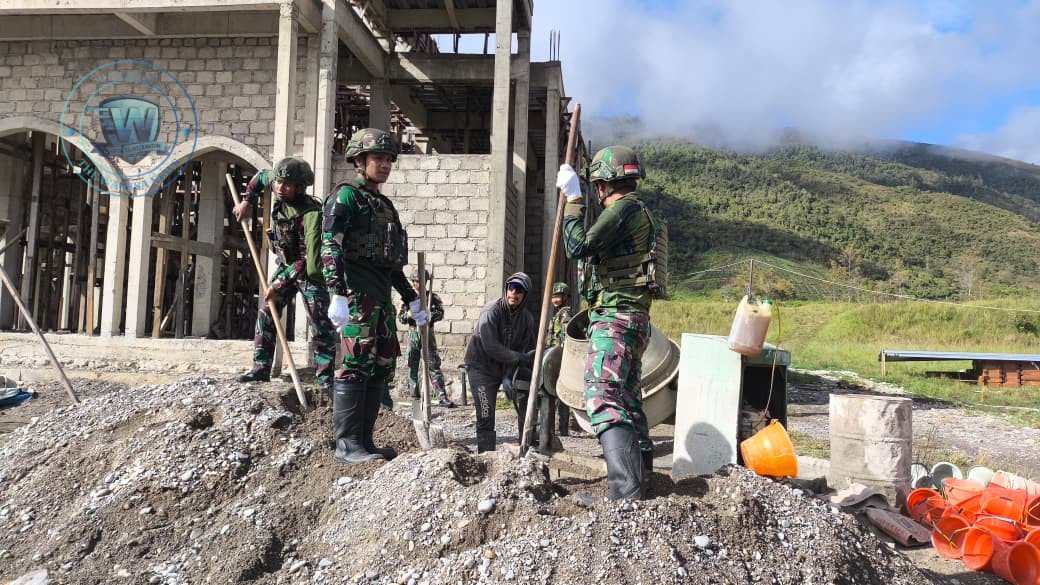Satgas Yonif 521/DY Gotong Royong Bangun Masjid di Walesi Papua. - thewasesanews.com