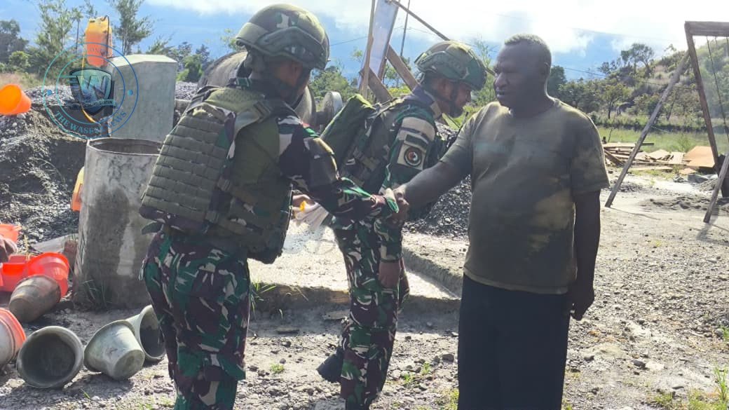 Satgas Yonif 521/DY Gotong Royong Bangun Masjid di Walesi Papua. - thewasesanews.com