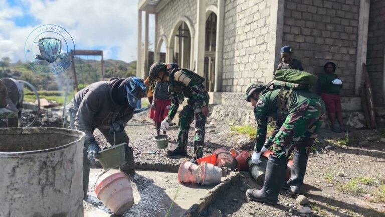 Satgas Yonif 521/DY Gotong Royong Bangun Masjid di Walesi Papua. - thewasesanews.com