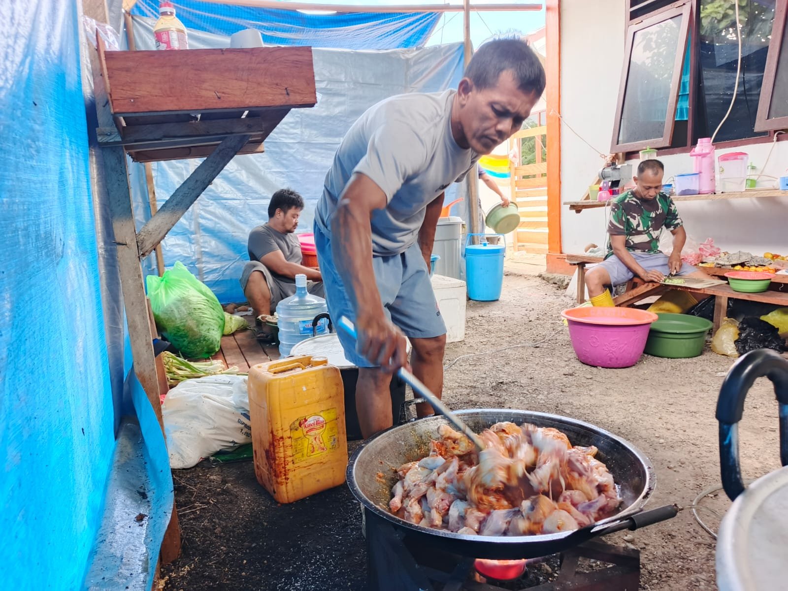 Peran Vital Dapur Umum Sukseskan TMMD 128 Kodim 1801 Manokwari. - thewasesanews.com