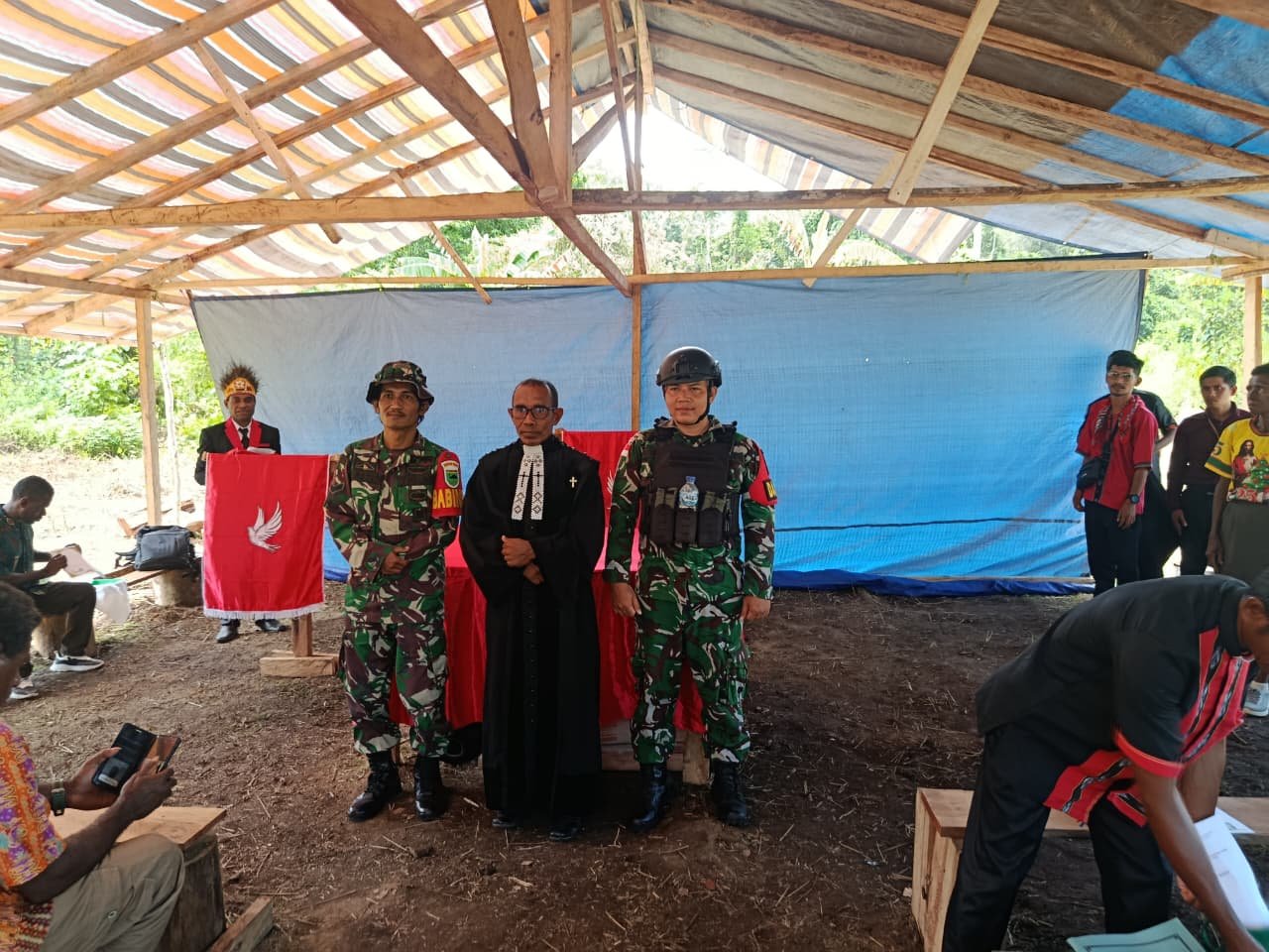 Satgas Yonif 410/ALG Peletakan Batu Pertama di Kampung Ururu Kaimana. -thewasesanews.com