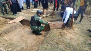 Satgas Yonif 410/ALG Peletakan Batu Pertama di Kampung Ururu Kaimana. - thewasesanews.com