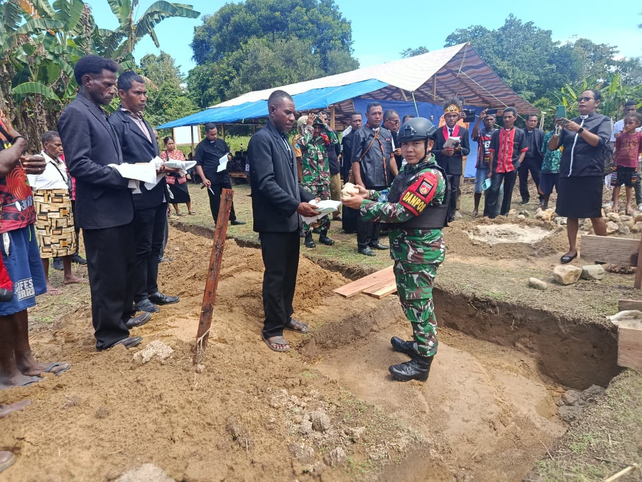 Satgas Yonif 410/ALG Peletakan Batu Pertama di Kampung Ururu Kaimana. - thewasesanews.com