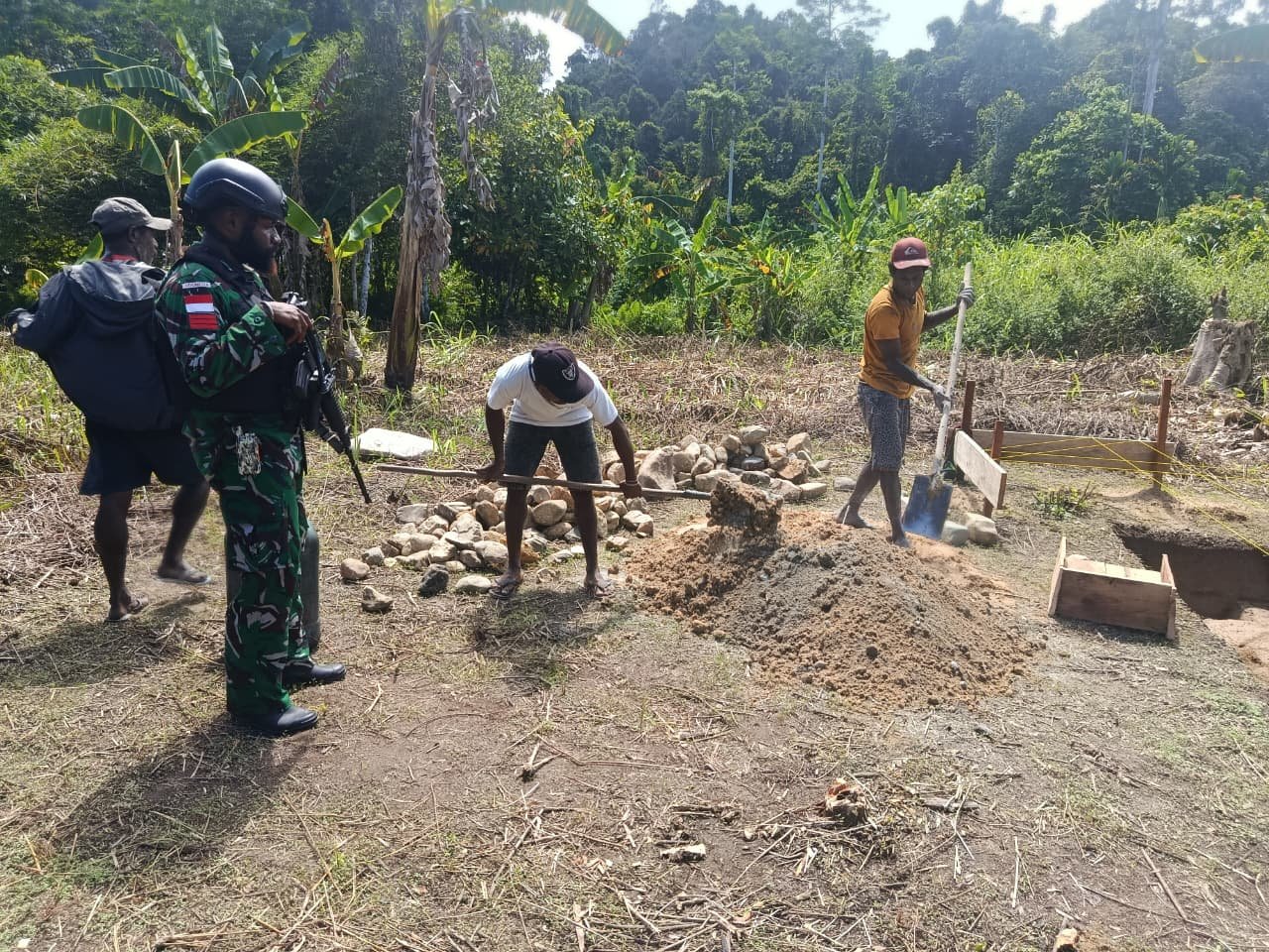 Satgas Yonif 410/ALG Peletakan Batu Pertama di Kampung Ururu Kaimana. - thewasesanews.com