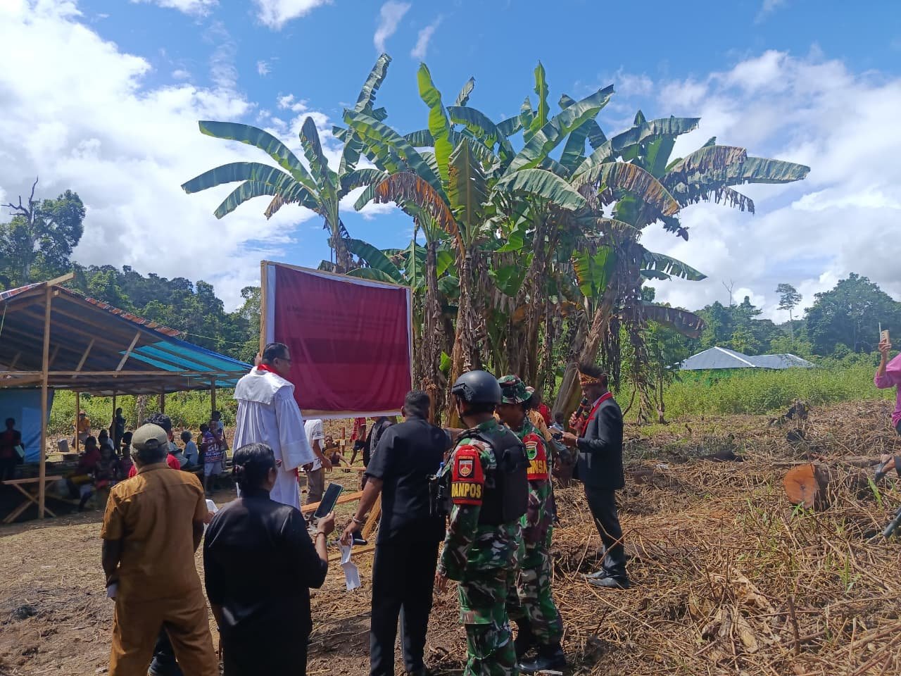 Satgas Yonif 410/ALG Peletakan Batu Pertama di Kampung Ururu Kaimana. - thewasesanews.com