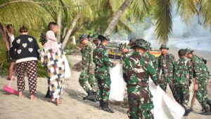 Satgas Yonarmed 19/Bogani Bersama Warga Gelar Aksi Bersih Pantai Babo. - thewasesanews.com